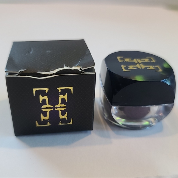 Furless Loose Eyeshadow Pigment in Sneaky - Picture 7 of 9